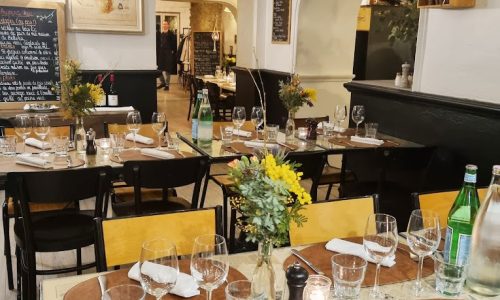 Tables dressées Les Petits Tabliers restaurant vence-cuisine bristronomique vence-restaurant bistronomique la gaude-cave a vin saint jeannet-accord mets vins la gaude